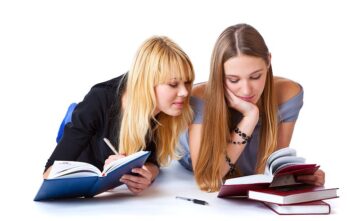 Twow Girls Reading 800